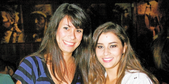 Elen Stulano e Kariana de Oliveira em point da avenida Champagnat